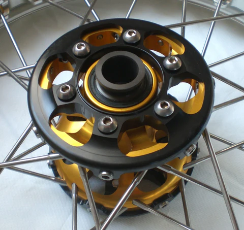 Kineo Nabe gold mit Bremsscheibenaufnahme